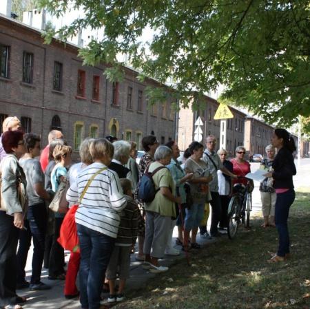 Uczestniczy podczas spaceru "Parki na Księżym Młynie. Ogrodowe pasje rodziny Herbstów i Scheiblerów".