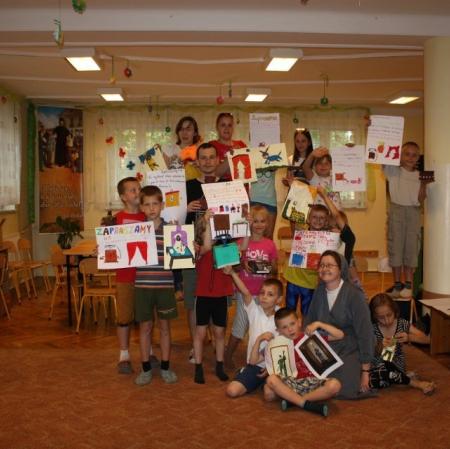 Uczestnicy warsztatów wraz ze swoimi pracami