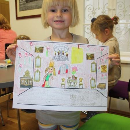 Uczestniczka warsztatów prezentuje wykonaną przez siebie pracę.