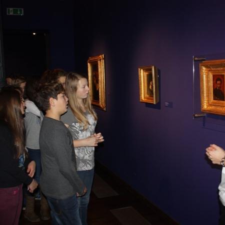 Uczestnicy warsztatów przed jednym z autoportretów Maurycego Gottlieba.