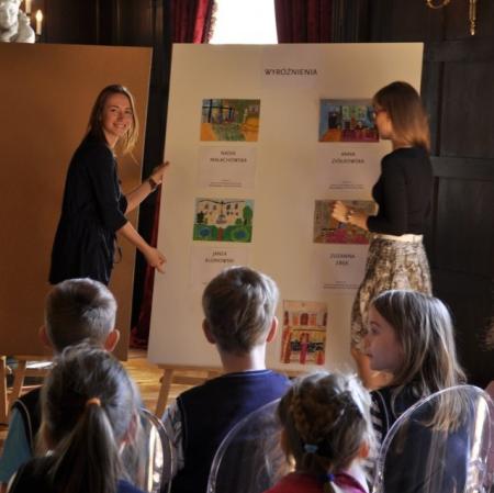 Odsłonięcie tablic w pracami wyróżnionymi.