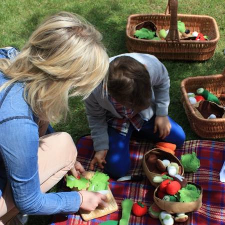 Mali uczestnicy Pałacowych Szarad z piknikowymi koszami.