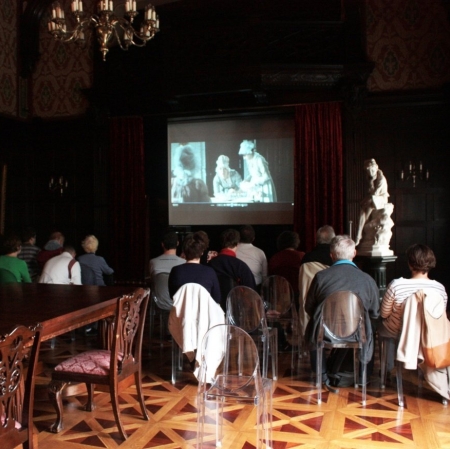 Uczestnicy III Warszawskiego Tygodnia Kultury Bez Barier w Muzeum Pałac Herbsta podczas pokazu filmu "Jaśniejsza od gwiazd" z audiodyskrypcją.