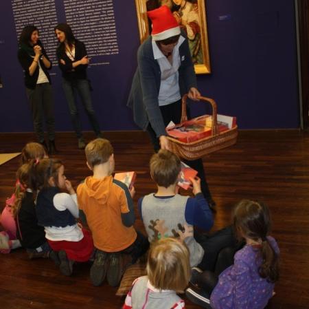 Najmłodsi uczestnicy warsztatów otrzymują upominki