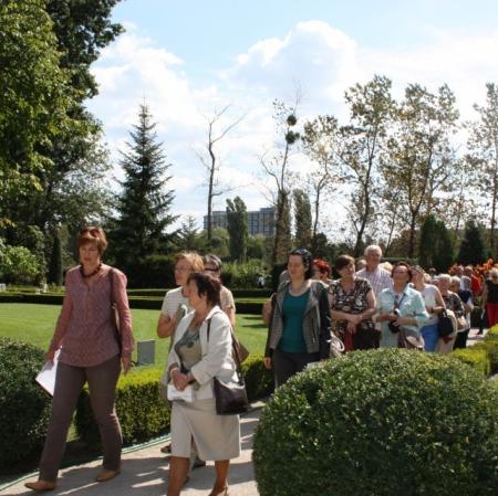 Uczestniczy podczas spaceru "Parki na Księżym Młynie. Ogrodowe pasje rodziny Herbstów i Scheiblerów".