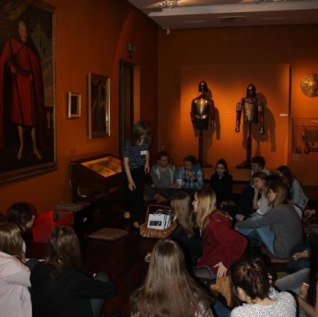 Uczestnicy warsztatów na wystawie