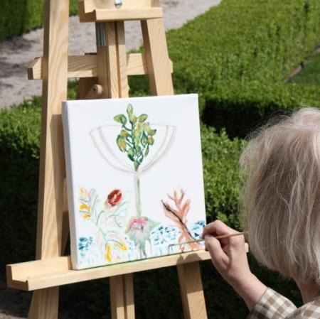 Warsztaty plenerowe w ogrodzie - uczestniczka zajęć przy sztaludze.