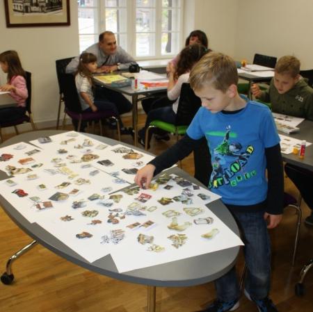 Uczestnik warsztatów wybierają obrazki przedstawiające elementy wyposażenia wnętrz.