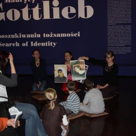 Galeria Sztuki Dawnej. Uczestnikom warsztatów prezentowane są reprodukcje prac Maurycego Gottlieba pozbawione ważnych elementów.