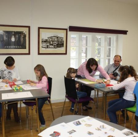 Uczestnicy  warsztatów projektują na szablonie wnętrza wybrane pokoje.