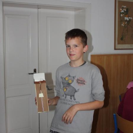 Uczestnik warsztatów prezentuje wykonany przez siebie patefon