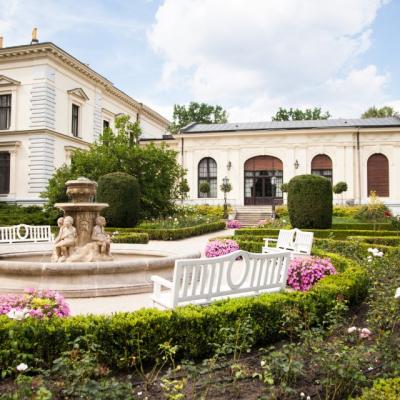 The photo shows a fountain in the palace garden.