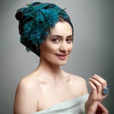 Zdjęcie portretowe młodej kobiety w turbanie