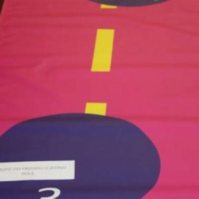 Zdjęcie: fragment gry planszowej na podłodze we wnętrzu.