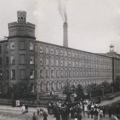 Czarno-białe zdjęcie Nowej Przędzalni na Księżym Młynie