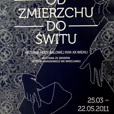 [Plakat] Od zmierzchu do świtu. Historia mody balowej XVIII – XX wieku