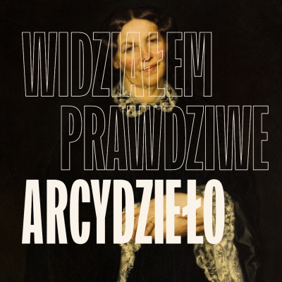 Na grafice widoczny jest klasyczny portret kobiety z XIX wieku, namalowany realistycznym stylem. Kobieta ma ciemne, upięte włosy i delikatny uśmiech na twarzy. Ubrana jest w czarną suknię z białym koronkowym kołnierzykiem i mankietami, a jej dłonie splecione są na wysokości pasa. Nałożony na obraz duży napis w języku polskim: „WIDZIAŁEM PRAWDZIWE ARCYDZIEŁO".