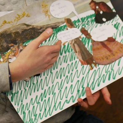 Zdjęcie przedstawia zbliżenie na kolorową pracę trzymaną w dłoniach