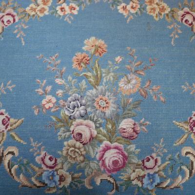 Zdjęcie przedstawia kolorowe kwiaty na niebieskim tle.