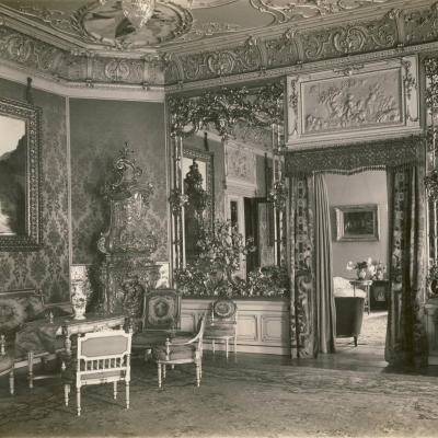 czarno-białe zdjęcie przedstwia wnętrze salonu