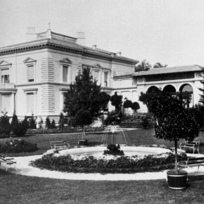 Czarno-białe zdjęcie ogrodu z fontanną przy pałacu Herbsta.