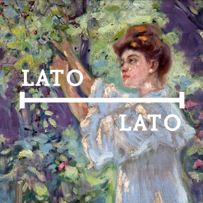 Obraz w stylu impresjonistycznym przedstawia kobietę o rudobrązowych włosach upiętych wysoko, ubraną w jasną, falującą suknię z długimi rękawami. Kobieta sięga ręką w górę wśród bujnych, zielonych liści i ciemnych owoców – prawdopodobnie zrywa je z drzewa. Tło jest kolorowe i pełne roślinności w odcieniach zieleni, fioletu i niebieskiego. Na obrazie widnieje napis „LATO” powtórzony dwa razy – po lewej i po prawej stronie kobiety.