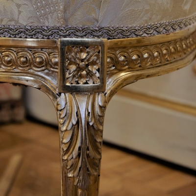 Zdjęcie przedstawia zbliżenie na nogę stołu.