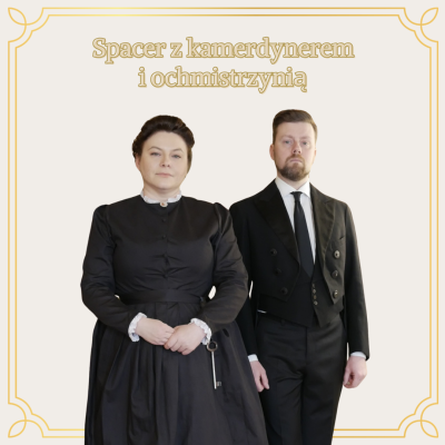 Plakat z napisem „Spacer z kamerdynerem i ochmistrzynią”. Na jasnym tle z ozdobną, złotą ramką stoją obok siebie kobieta i mężczyzna w eleganckich, historycznych strojach służby.