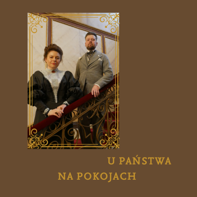 Grafika na brązowym tle przedstawiająca kobietę i mężczyznę w strojach z epoki (przełom XIX i XX wieku), stojących na reprezentacyjnych schodach z ozdobną, kowaną balustradą. Zdjęcie ujęte jest w ozdobną, złotą ramkę z roślinnymi ornamentami w rogach. W prawym dolnym rogu grafiki znajduje się złoty napis: „U PAŃSTWA NA POKOJACH”.