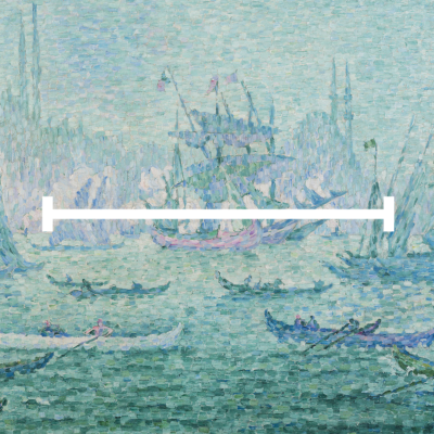 Obraz przedstawiający port i łodzie w błękitnych barwach, z nałożonym na środku białym symbolem poziomej linii.