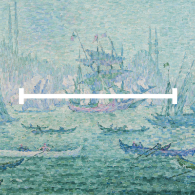 Obraz przedstawiający port i łodzie w błękitnych barwach, z nałożonym na środku białym symbolem poziomej linii.