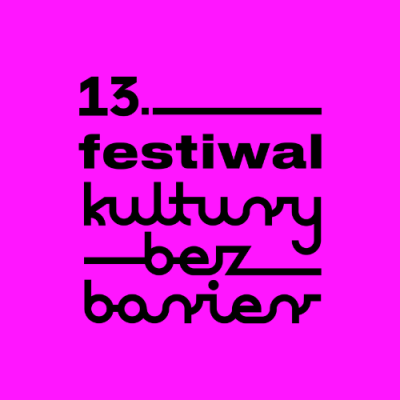 Na zdjęciu, na jaskrawym, różowym tle, widnieje czarny tekst, ułożony w kilka linijek: 13. (z poziomą linią), festiwal, kultury, bez (z poziomą linią), barier