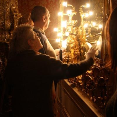 Salon lustrzany. Uczestnicy warsztatów przed jednym z luster.