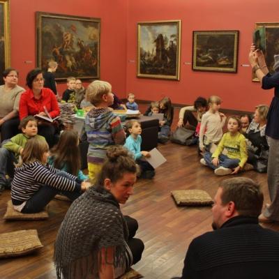 Uczestnicy podczas rodzinnych warsztatów w Galerii Sztuki Dawnej.