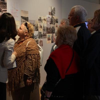 Kilka osób dorosłych na wystawie czasowej "Herbstowie. Historie niedokończone".