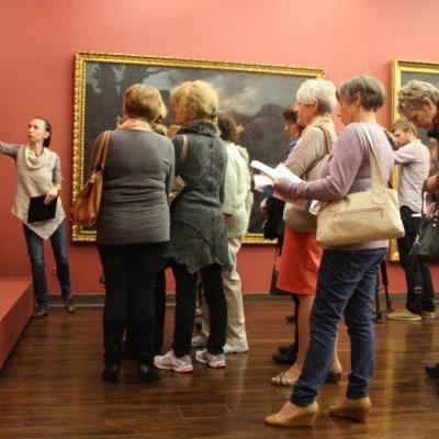 Uczestnicy wykładu  "Maluję Ciebie, maluję siebie"  z cyklu wykładów "Wiadomości z pałacowej galerii" w Galerii Sztuki Dawnej obecnej w przypałacowej powozowni.