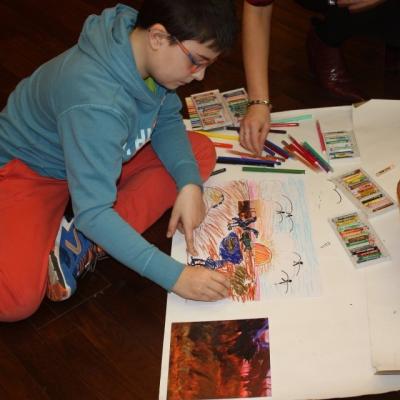 Uczestnik warsztatu podczas wykonywania pracy plastycznej.