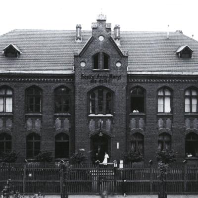 Czaro-białe zdjęcie dwupiętrowego budynku, z napisem pośrodku: Szpital Anny Marii dla dzieci