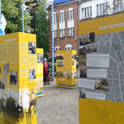 Żółte kubiki z ilustracjami i tekstem w przestrzeni miejskiej