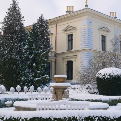 zdjęcie przedstawia budynek w ogrodzie zimą