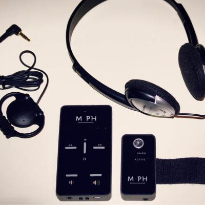 zdjęcie przedstawia słuchawki i niewielkie urządzenia - audioprzewodniki