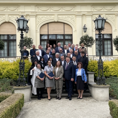 zdjęcie grupowe na tle zabytkowego pałacu
